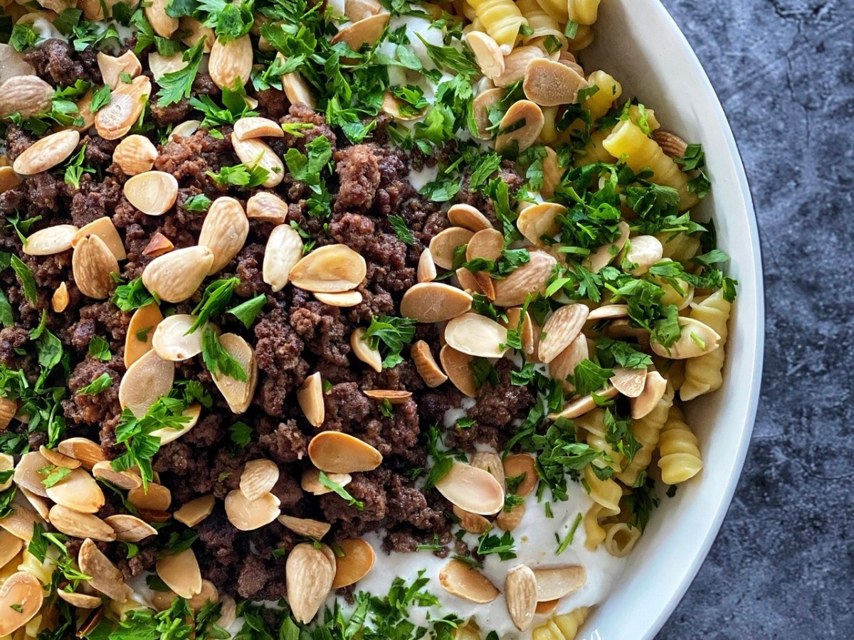 Macaroni with yogurt and&nbsp;beef